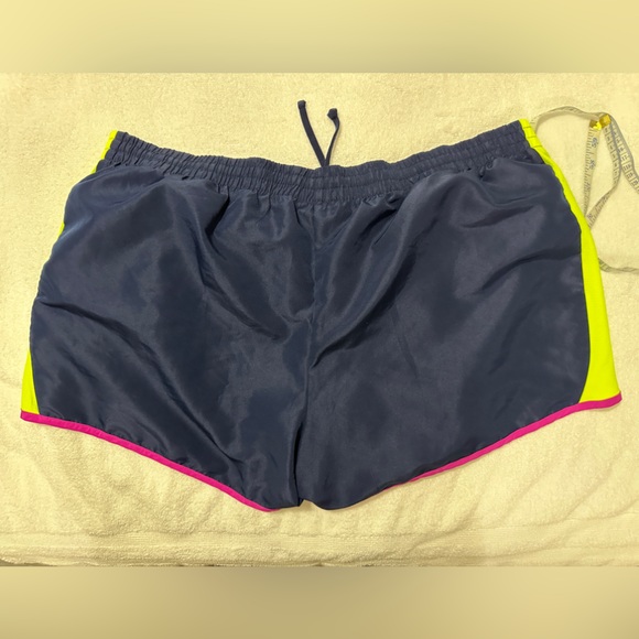 Danskin women’s shorts size XXL (20) - Picture 2 of 7